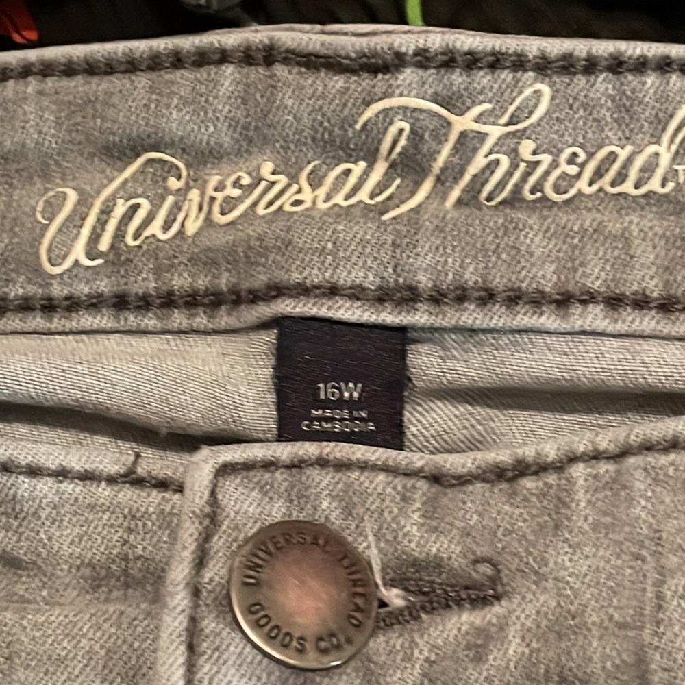 Universal Thread capris - Picture 3 of 3